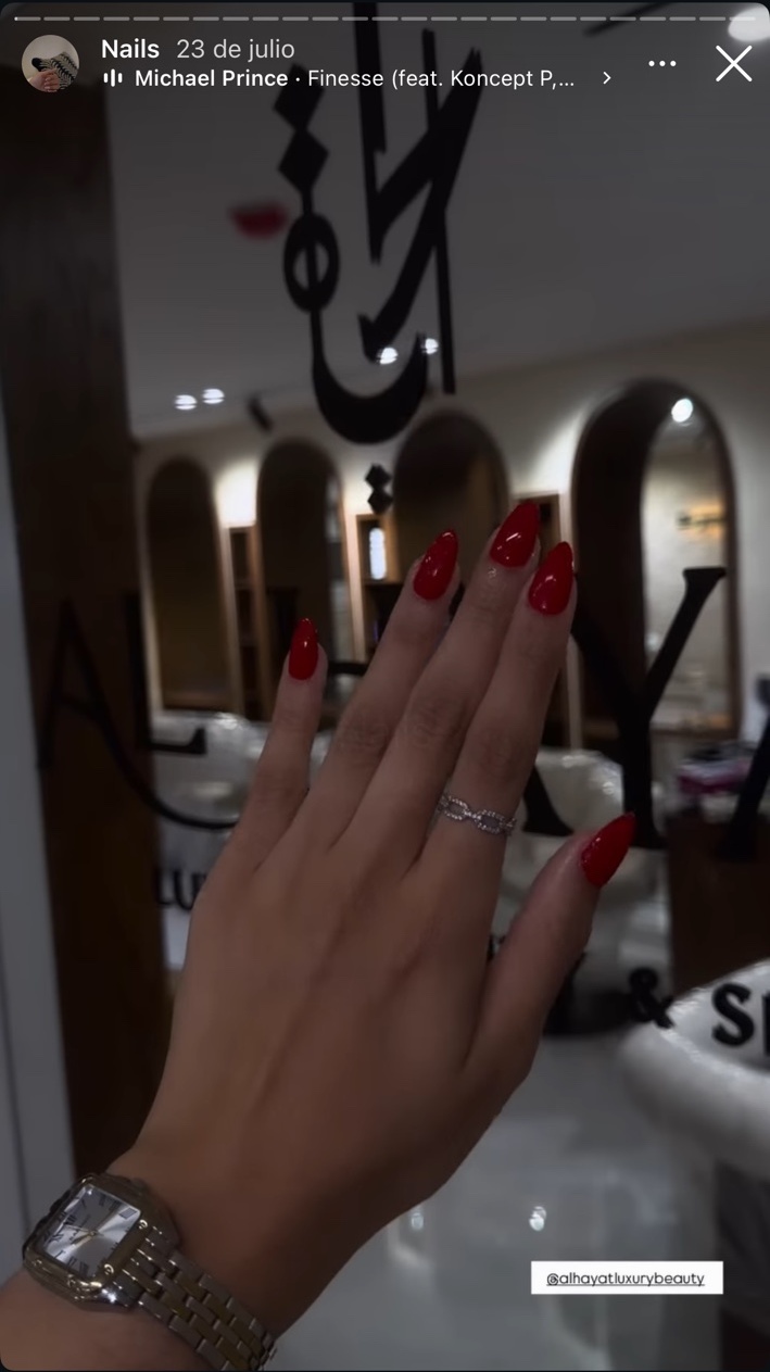 Manicura en rojo intenso